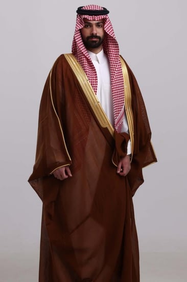 صورة بشت اشقر أنيق يعبر عن الأصالة العربية العريقة