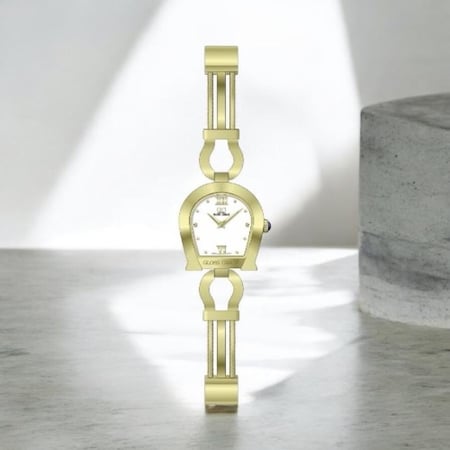 ساعة نسائية موديل اقنر ذهبي ميناء فضي