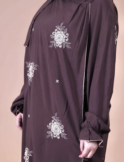 ثوب صلاة مطرز بني