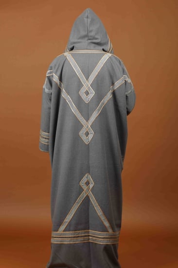 فروه وجهين على شكل بشت مع هودي قبعه رجاليه فخمه شتويه مع تطريز