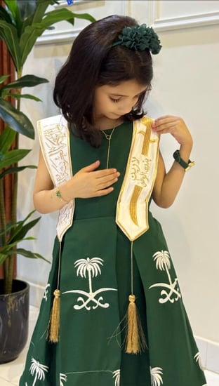 فستان اليوم الوطني السعودية ابيض مع وشاح