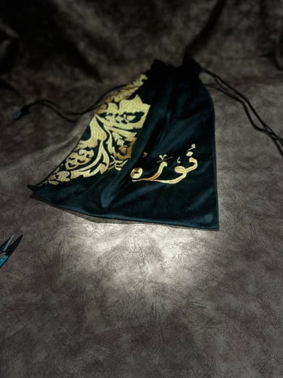 اكياس عبايات قطيفه مطرزة بالاسم