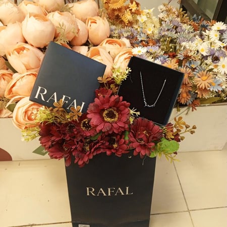 باقة ورد مع سِلسال قرن الغزال