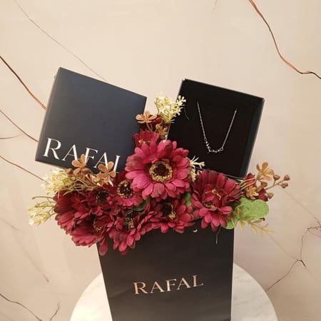 باقة ورد مع سِلسال قرن الغزال