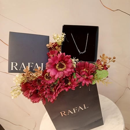 باقة ورد مع سِلسال قرن الغزال