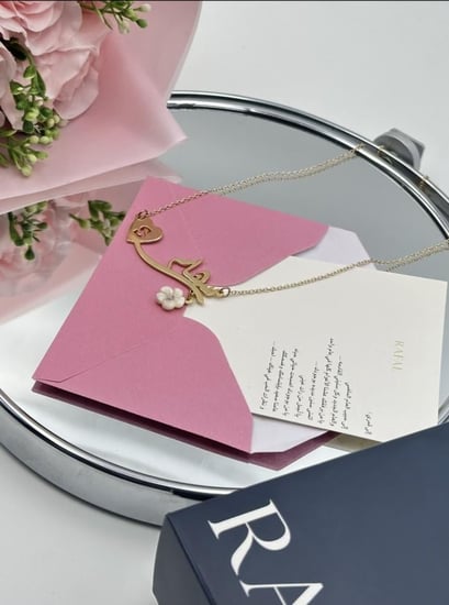 سلسال بالاسم مع حرف مطلي بالذهب ووردة أنيقة - لمسة من الرومانسية والفخامة