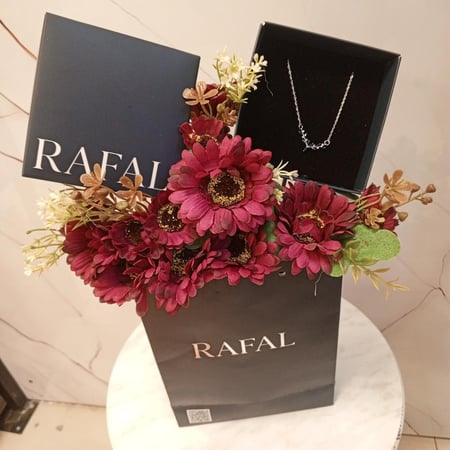 باقة ورد مع سِلسال قرن الغزال