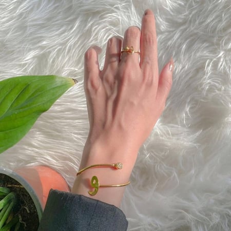 اسواره وخاتم بالحرف العربي