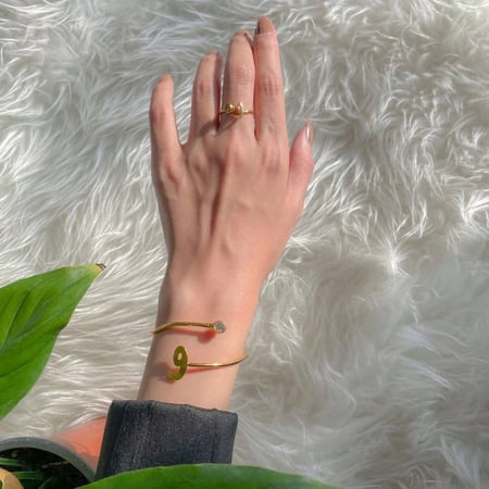 اسواره وخاتم بالحرف العربي