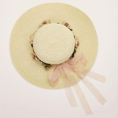 قبعة شاطئ / زينة ورد