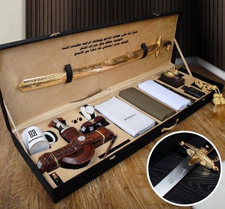 طقم  وبكس ملكي رجالي شتوي  قماش شتوي مع شماغ مع  فرو فاخر مع ملحقات