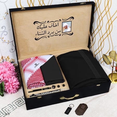 طقم وبوكس شتوي رجالي مع فروة شتوية مع قماش شتوي مع سبحه وكبك وميدالية بالاسم مع بوكس بعبارة مع قماش مع شماغ