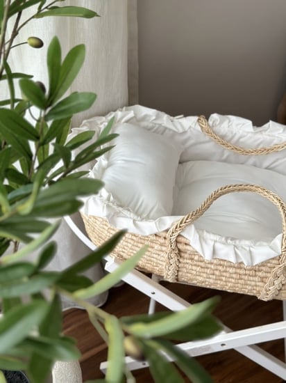 سلة موسى خيزران ومفرش أبيض وقاعدة ثابته