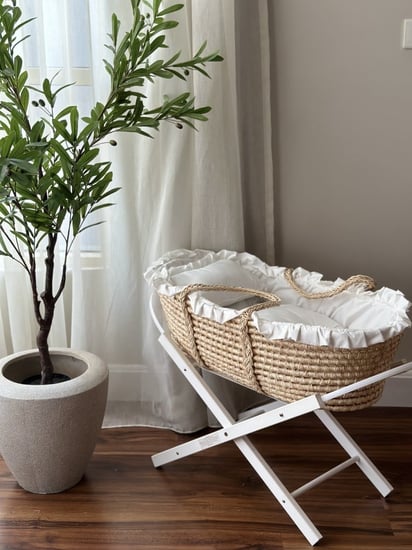 سلة موسى خيزران ومفرش أبيض وقاعدة ثابته