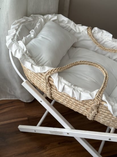 سلة موسى خيزران ومفرش أبيض وقاعدة ثابته