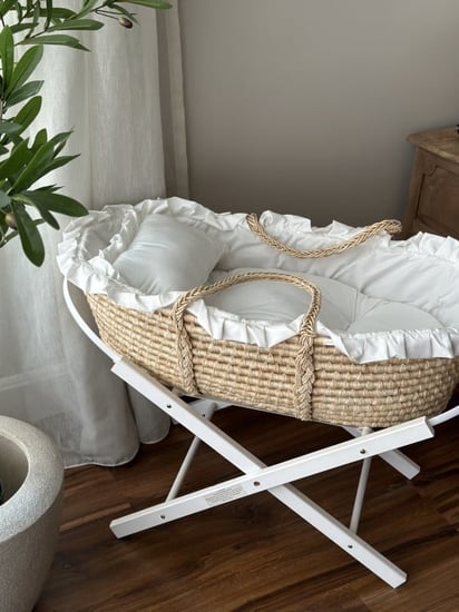 سلة موسى خيزران ومفرش أبيض وقاعدة ثابته