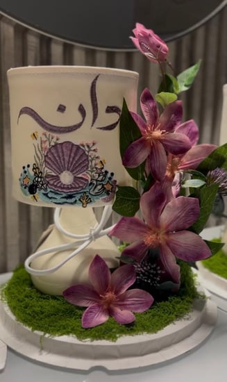 ابجورة مطرزة مع تنسيق ورد