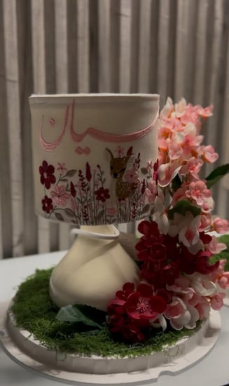 ابجورة مطرزة مع تنسيق ورد