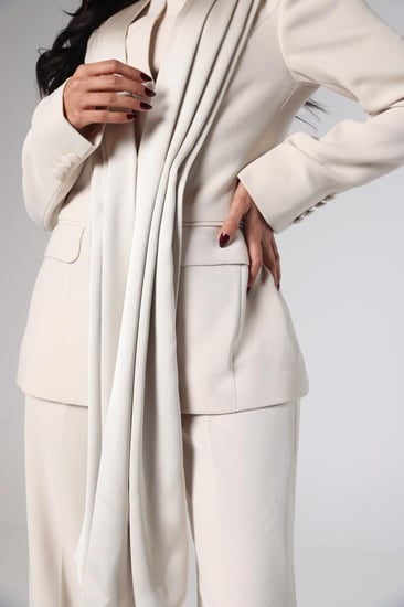 طقم بدلة باللون اللؤلؤي العاجي بياقتين طويلة منسدلة من الساتان العاجي