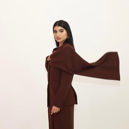 طقم بدلة بتصميم وشاح على الكتف باللون البني العميق مع تنورة منسابة