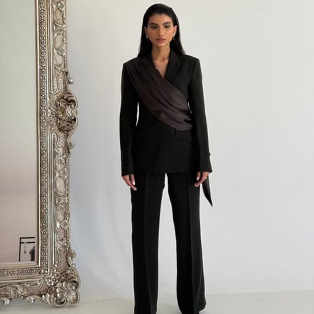 طقم بدلة ريڤيــر بلفة ساتان من الكتف إلى الخصر باللون الأخضر العميق