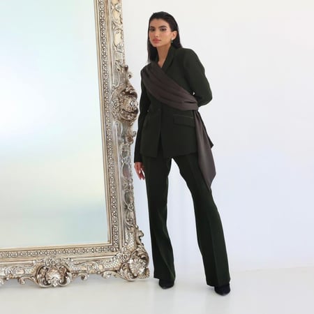 طقم بدلة ريڤيــر بلفة ساتان من الكتف إلى الخصر باللون الأخضر العميق