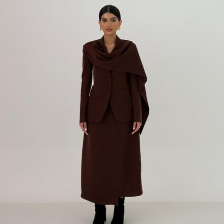 طقم بدلة بتصميم وشاح على الكتف باللون البني العميق مع تنورة منسابة