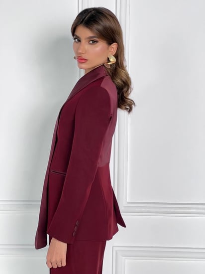 طقـم بدلة باللون البـرغندي بقصة جاكيت طويل الياقة