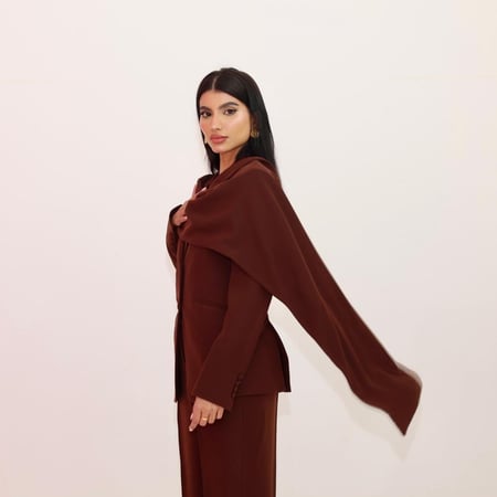 طقم بدلة بتصميم وشاح على الكتف باللون البني العميق مع تنورة منسابة