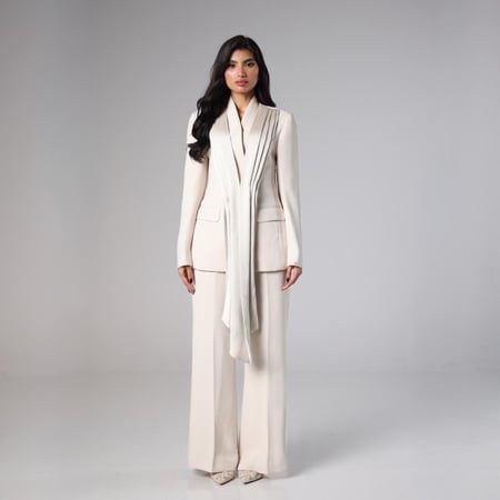 طقم بدلة باللون اللؤلؤي العاجي بياقتين طويلة منسدلة من الساتان العاجي