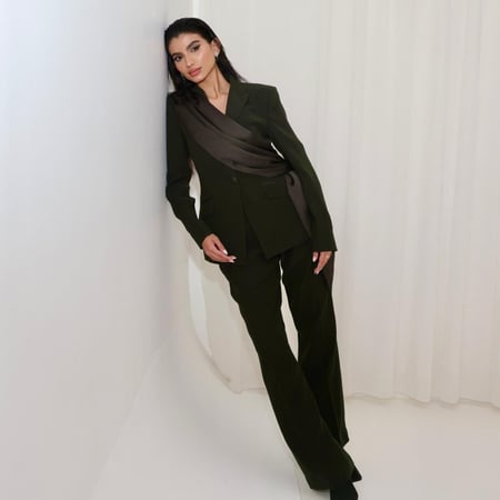 طقم بدلة ريڤيــر بلفة ساتان من الكتف إلى الخصر باللون الأخضر العميق