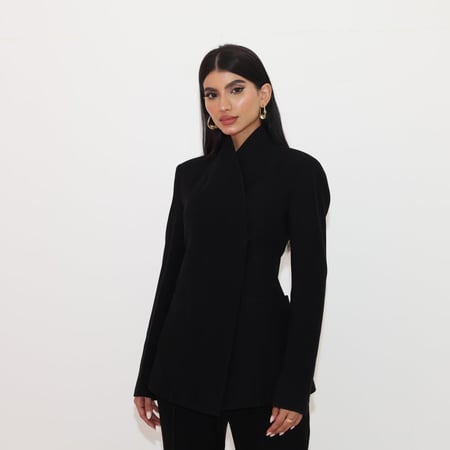 طقم بدلة بتصميم جاكيت مغلق من الجانب بقصة منحنية وجيوب جانبية كبيرة باللون الأسود العميق