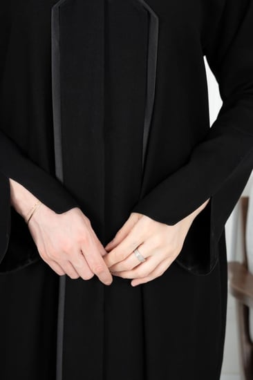 عباية رنيم بتدخيلة تفتة اسود أنيقة