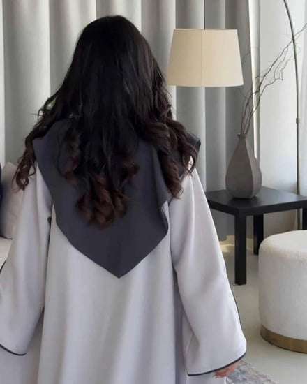 عباية تخرج  ابيض معا وشاح رصاصي