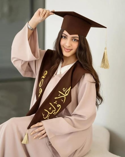 عباية تخرج بيج معا عنابي 2025
