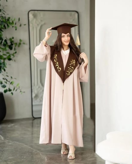 عباية تخرج بيج معا عنابي 2025
