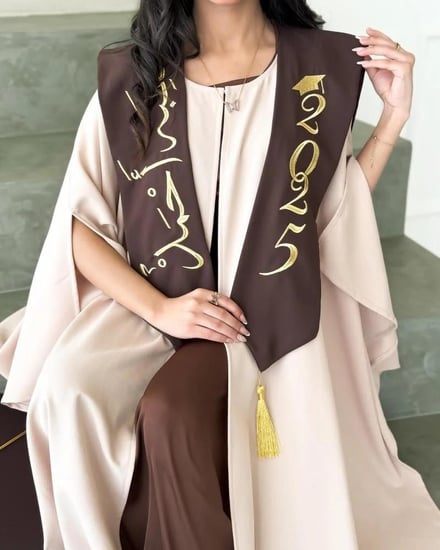 عباية تخرج بيج معا وشاح بني