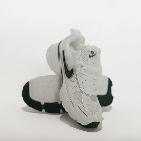 حذاء نايك نسائي ابيض لونين