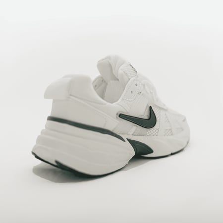 حذاء نايك نسائي ابيض لونين