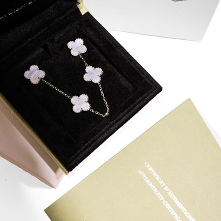 طقم ذهبي منقوش روز مستوحي من فان كليف