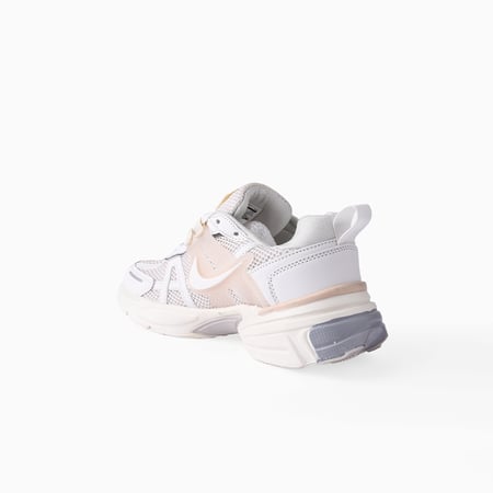 حذاء نايك أبيض وبيج نسائي