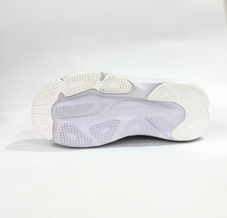 حذاء نايك ابيض نسائي