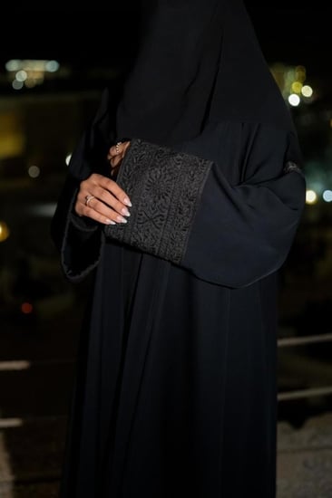 عباية نون تطريز اسود