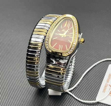 ساعة الافعى باللون الاحمر