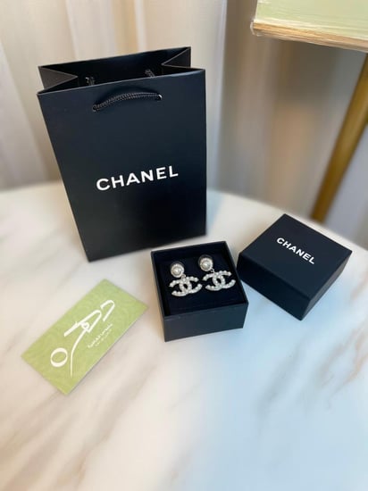 أقراط مع شعار CC مرصعة باللؤلؤ مع لؤلؤة في الاعلى من شانيل