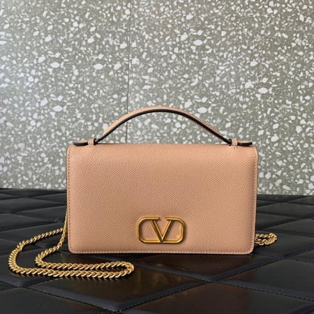حقيبة  فالنتينو غارافاني بسلسلة وشعار V