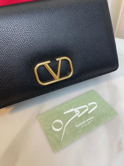 حقيبة  فالنتينو غارافاني بسلسلة وشعار V