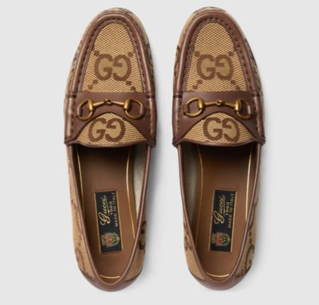 حذاء Gucci بقطعة معدنية من تصميم Horsebit