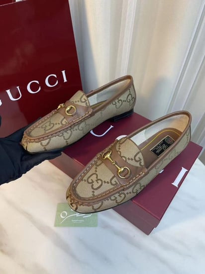 حذاء Gucci بقطعة معدنية من تصميم Horsebit