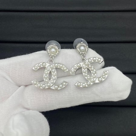 أقراط مع شعار CC مرصعة باللؤلؤ مع لؤلؤة في الاعلى من شانيل